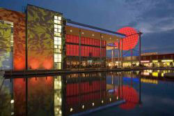 位于德國萊比錫的Nova Eventis商場(chǎng)的燈光每年隨著季節(jié)的變換而調(diào)節(jié)。整套照明的最大亮點(diǎn)是這座12米高的發(fā)光球體，由寶克力LED系列產(chǎn)品制成